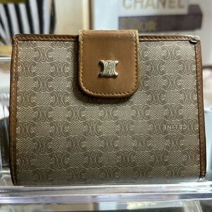 VGUC Celine wallet kiss lock, snap closure gold tone hardware